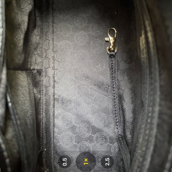 🎉HP🎉..Michael Kors  Leather Medium Tote - Picture 9 of 9